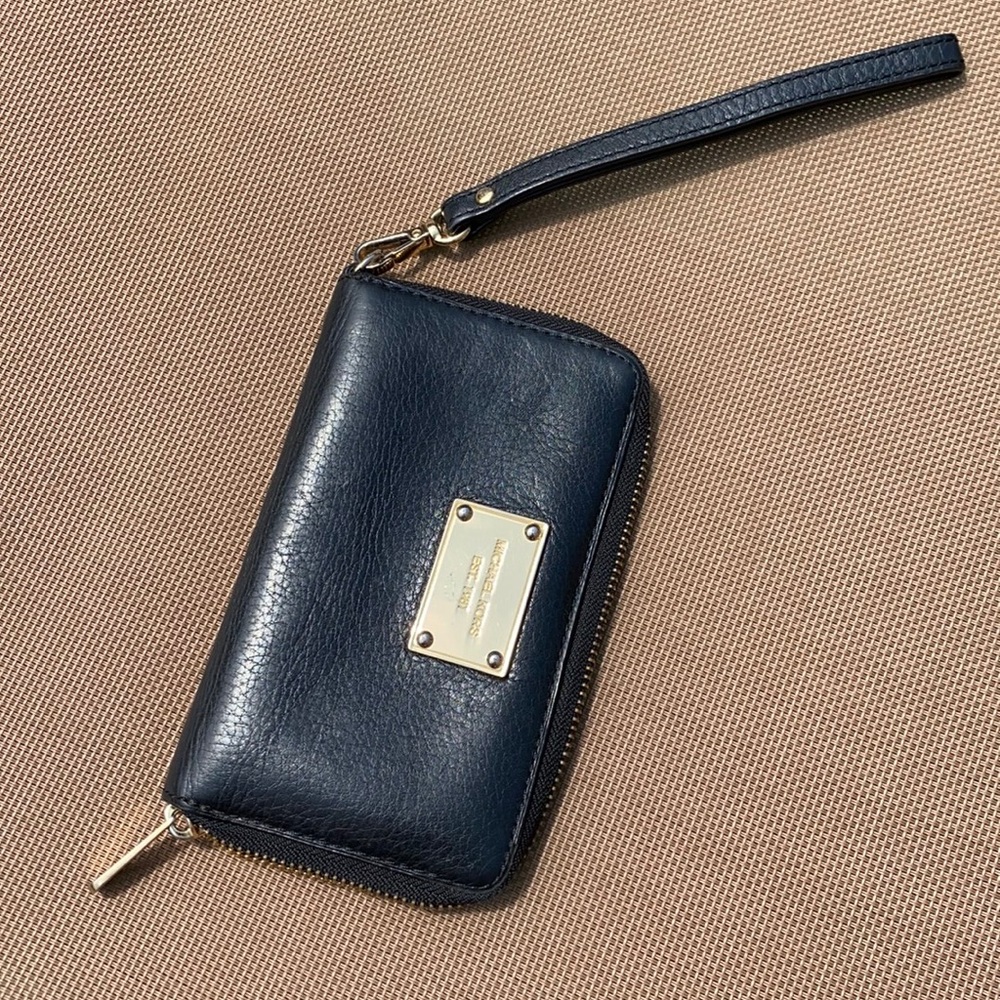 ✨ Michael Kors Black Wristlet Wallet ✨